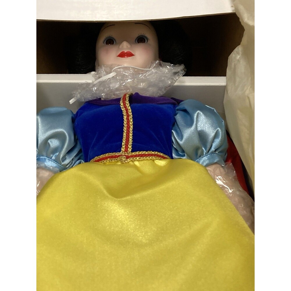 Disney's "Snow White" 50th Golden Anniversary Collector's Doll in Original Box - Picture 4 of 7